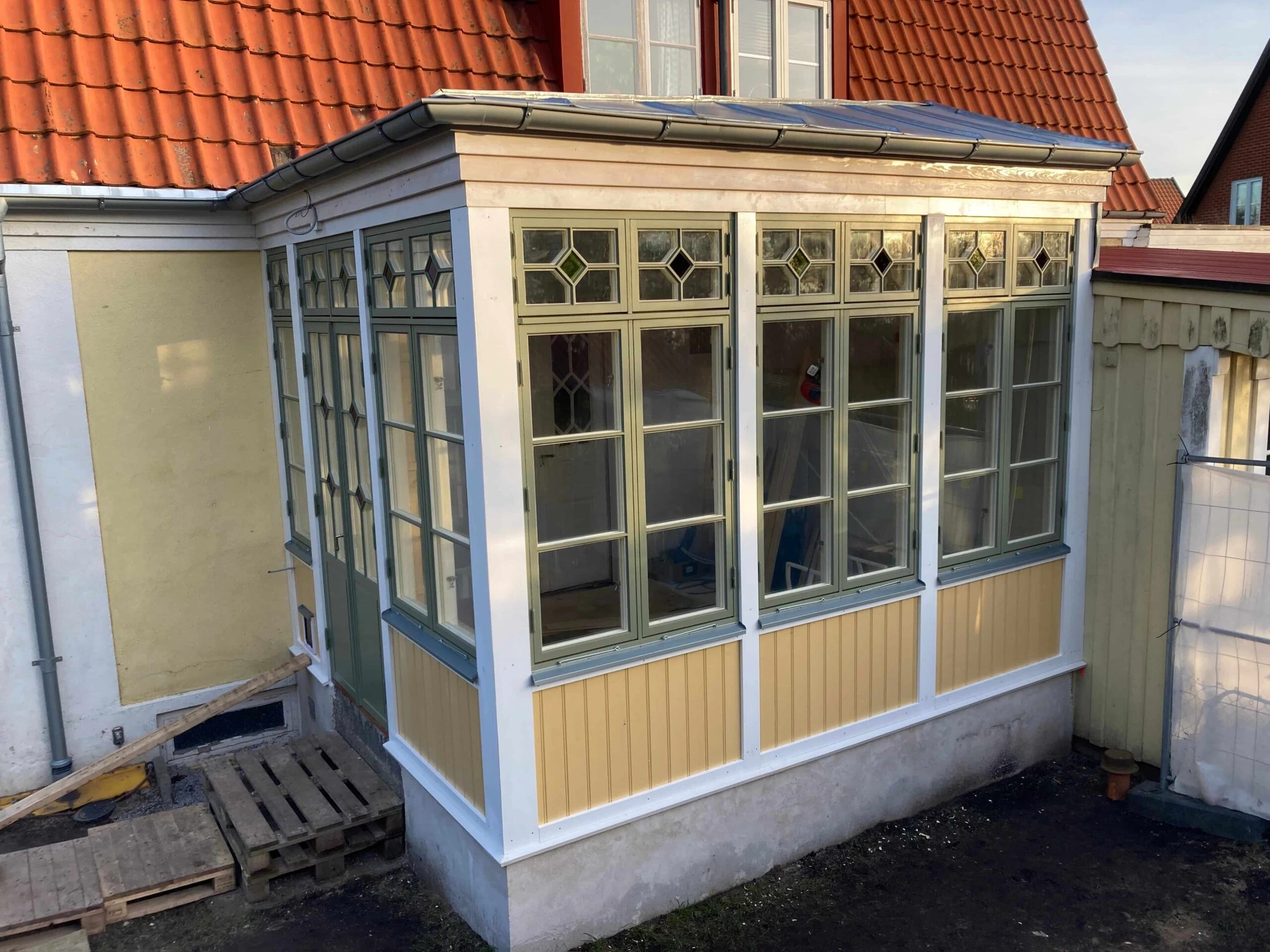 Veranda. Pärlspont. Grund isolerad med skumglas. Falsat plåttak.