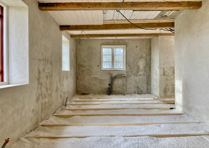 Modern sk. "mullbänk" i ett hus från 1842. Gräver ur för ett nytt bjälklag, isolerar med perlite och lägger ett nytt grangolv.