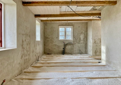 Modern sk. "mullbänk" i ett hus från 1842. Gräver ur för ett nytt bjälklag, isolerar med perlite och lägger ett nytt grangolv.
