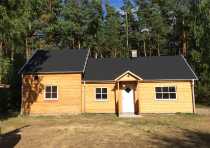 Totalrenovering och tillbyggnad av sommarstuga. Nytt kök och badrum. Ny fasad i lärk.