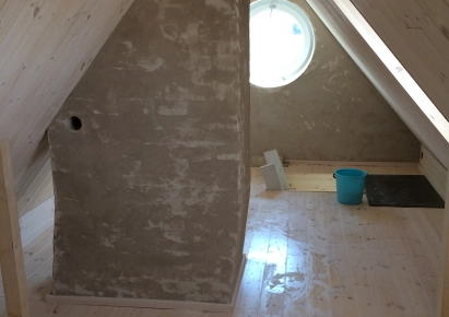 Renoverad kallvind. Isolering och panel i snedtaket. Nytt golv och fönster.